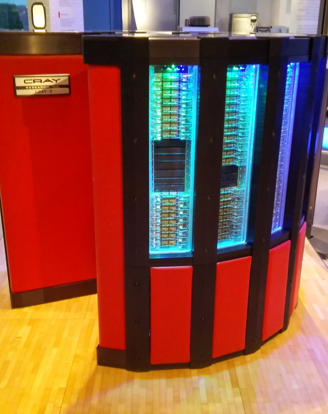 Foto einer CRAY 1, einem Supercomputer aus dem Jahr 1976. Das Model ist ca. 2m hoch.